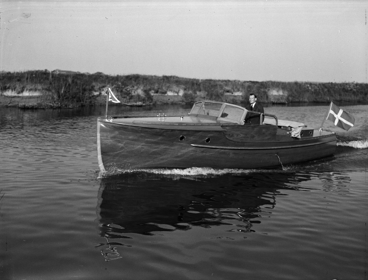 Paul Sandberg, Motorbåt, sannolikt på Fyrisån, Uppsala, 1936