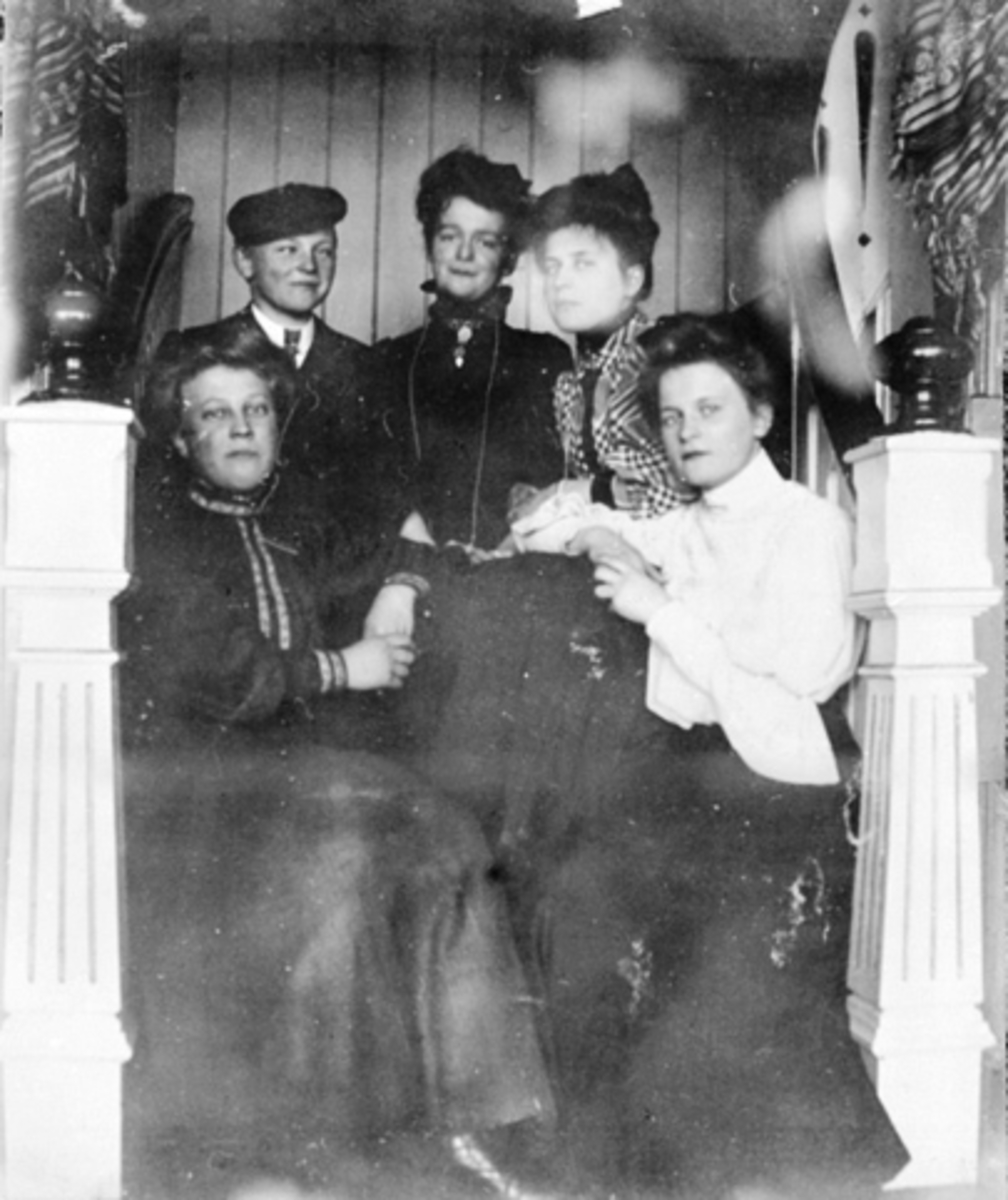 Anno Domkirkeodden, Strandgata 15, Hamar, Gruppe 5. F.v. Petrus Johannessen, Aagot (Morbeck)Johannessen,Louise Johannessen, Foran sitter Paula NN og Anna Marie Johannessen.