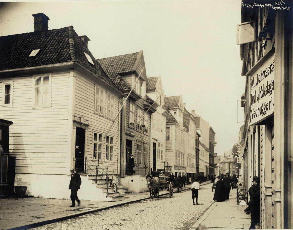 Anders Beer Wilse, Gateparti med trehusbebyggelse, Bergen, Hordaland. Fotografert 1912.