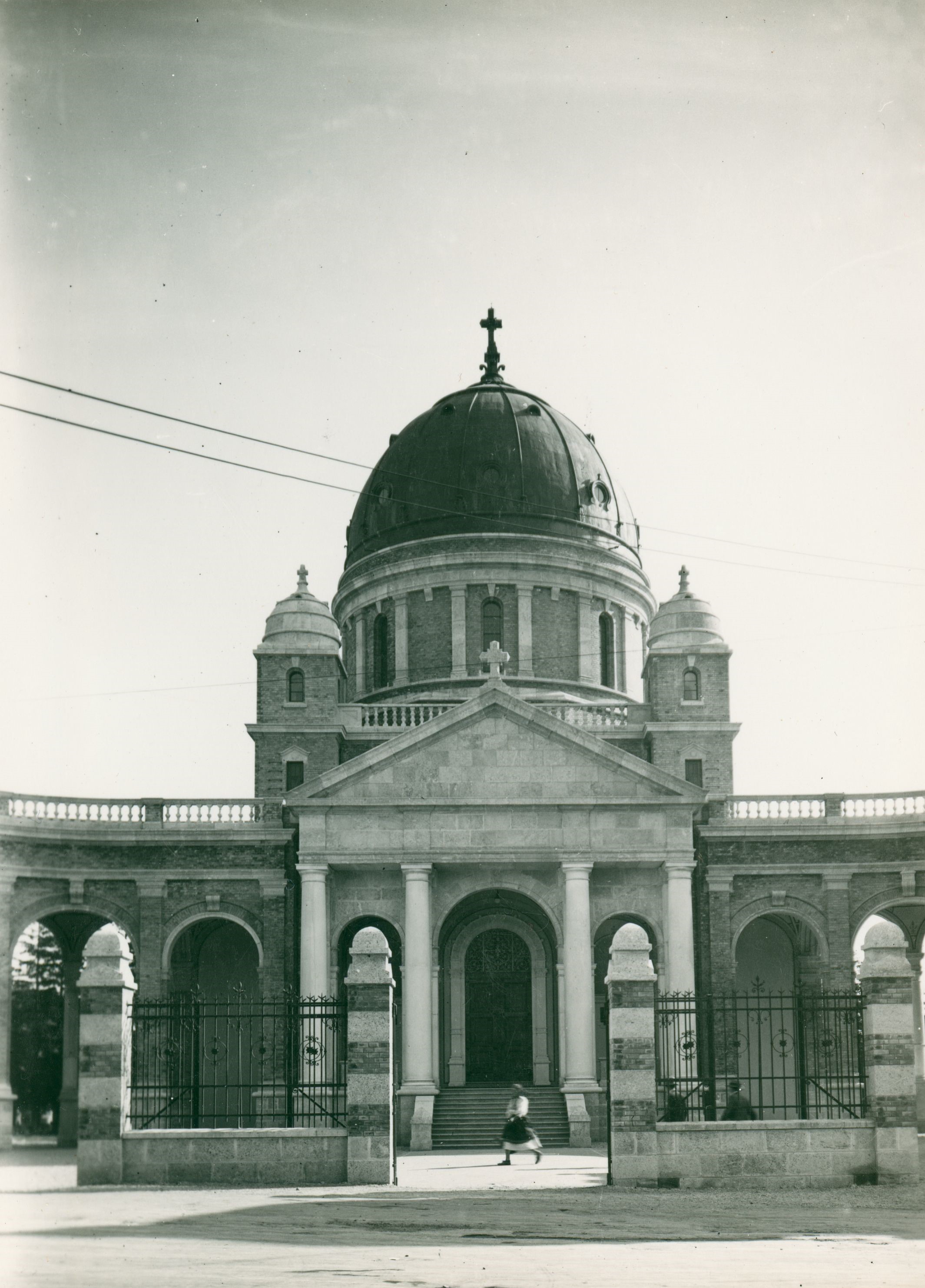 Vladimir Horvat, Zagreb (Mirogoj) - Crkva Krista kralja, ulaz