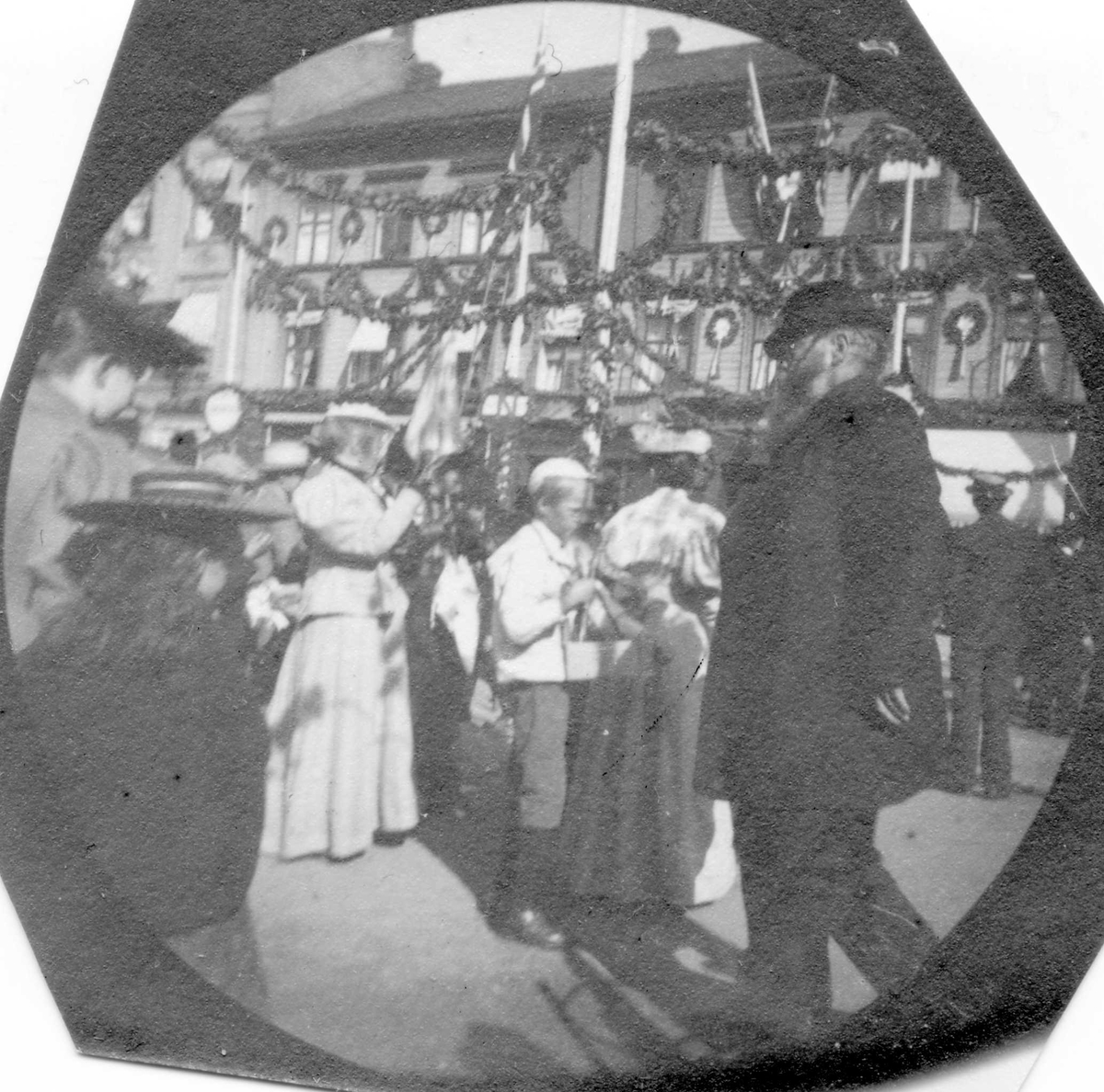 Fredrik Carl Mülertz Størmer, Prof. Sophus Lie blant mennesker i festpyntet bygate, Oslo, ved Nansens inntog etter første Framferd.