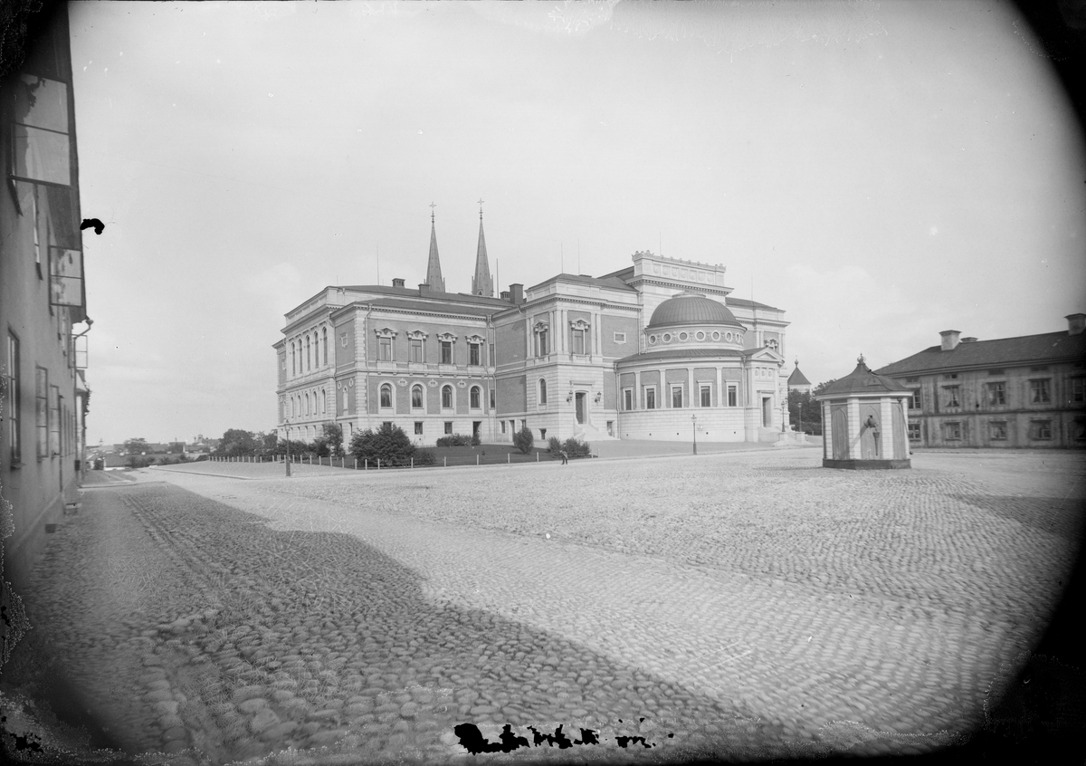 Henri Osti's Fotografiateliér, Universitetshuset i Uppsala i juli 1890, baksidan, mot Övre Slottsgatan. I förgrunden S:t Olofsgatan.