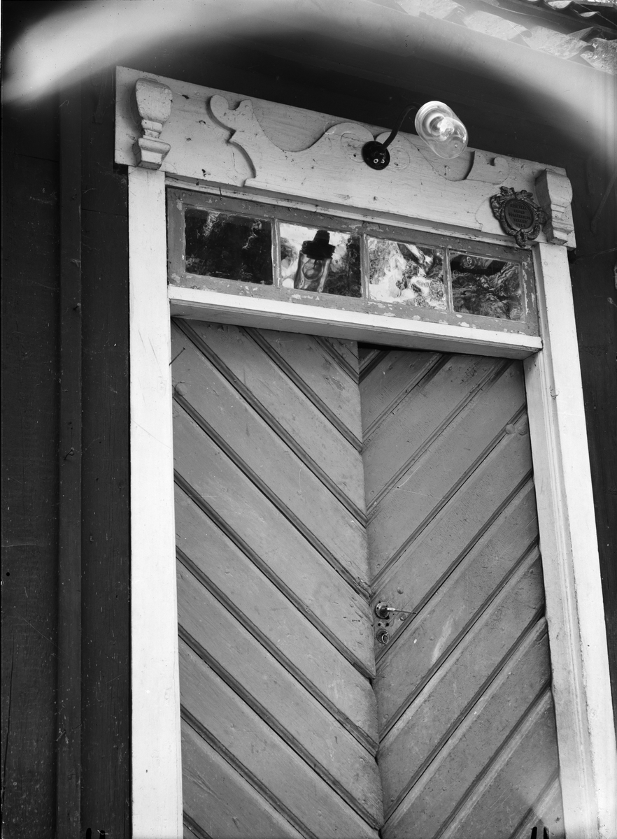 Paul Sandberg, Dörröverstycke, flygelbyggnad, Hässle gård, Hässle, Fittja socken, Uppland, sannolikt 1920-tal