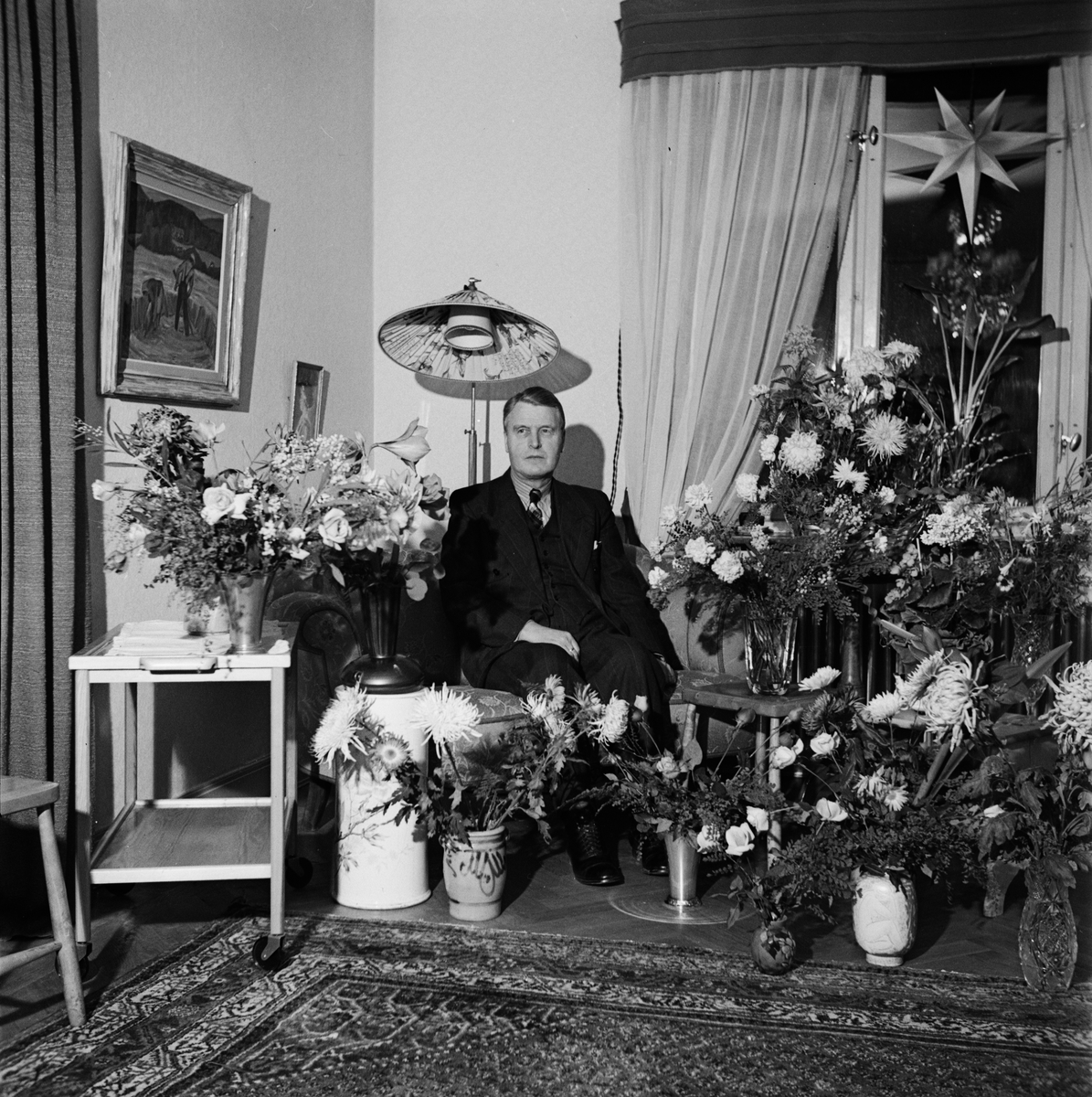 Uppsala-Bild, Hummer i sitt hem omgiven av blommor, Uppsala 1946