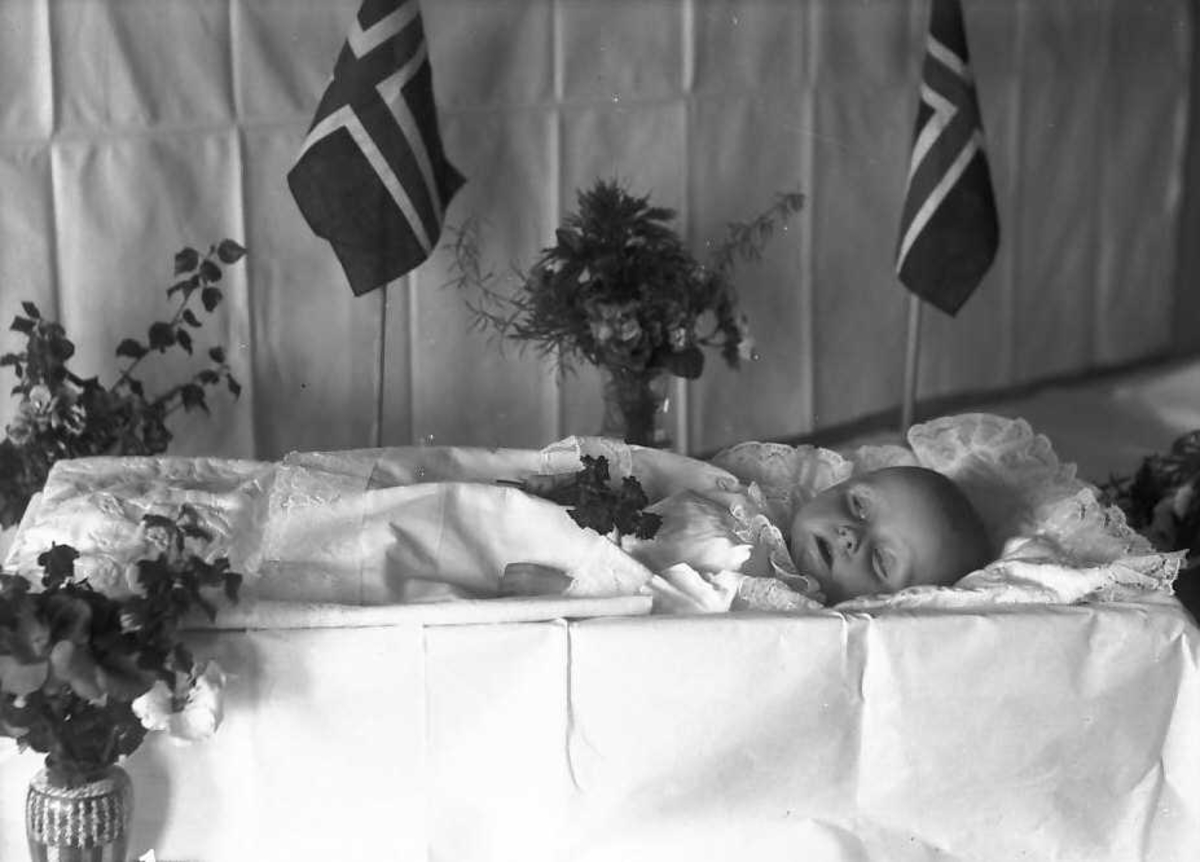 Per K. Lien, Barnebegravelse, barnet i kista.