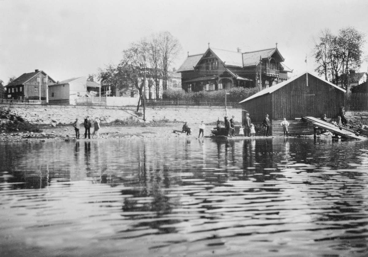 Anno Domkirkeodden, EKSTERIØR ROKLUBBENS BÅTHUS PÅ KOIGEN SETT FRA MJØSA, REKTORBOLIGEN I SKAPPELSGATA.
