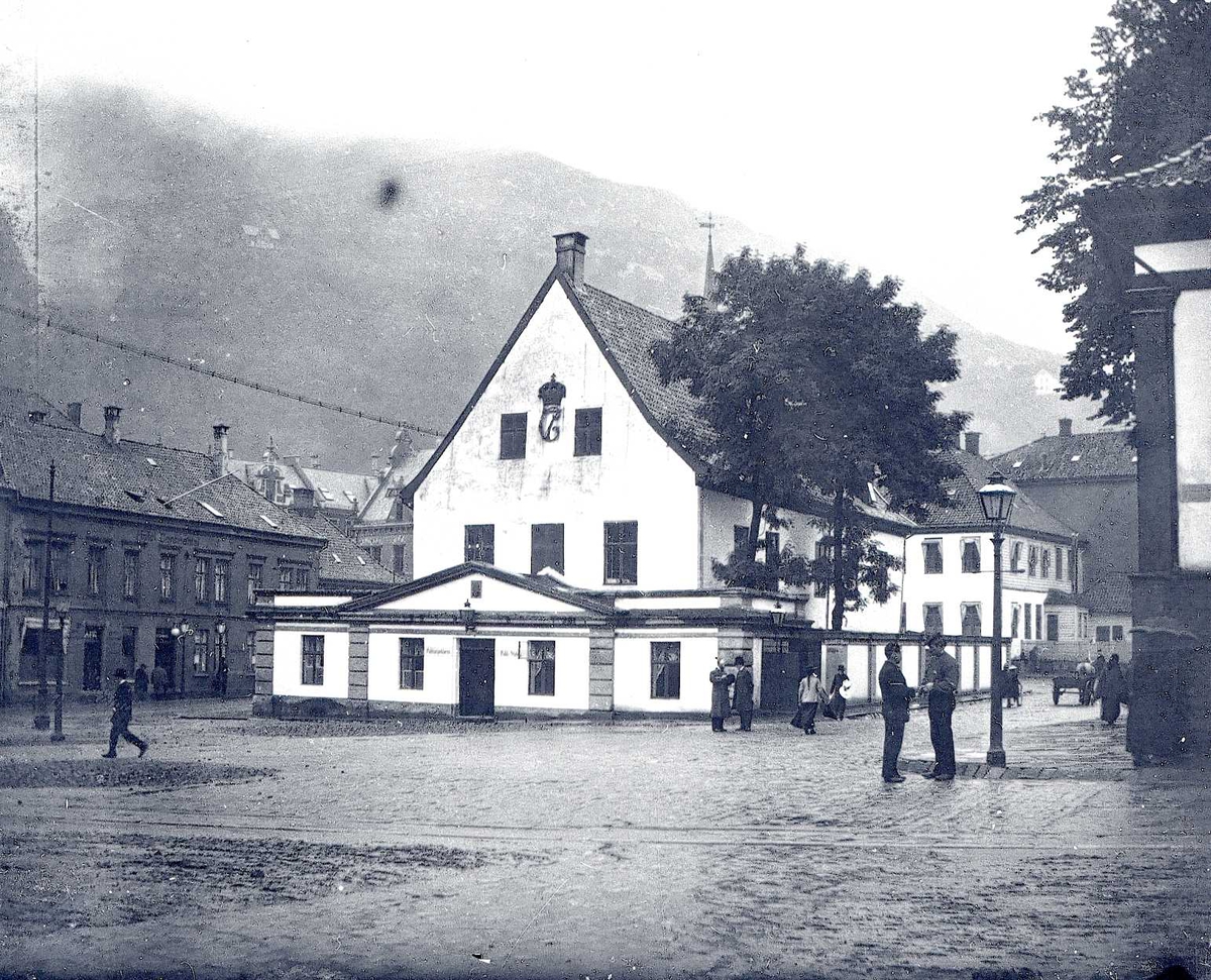 Tom Kent, Bybilde fra Bergen, hvitt hus med kongekrone sentralt i bildet. Det gamle rådhuset.
