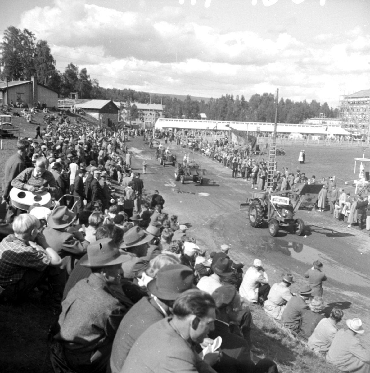Anno Domkirkeodden, STANGEUTSTILLING, OVERSIKT, MYE FOLK, LANDBRUKSMASKINERUTSTILLINGSPLASSEN, HAMAR