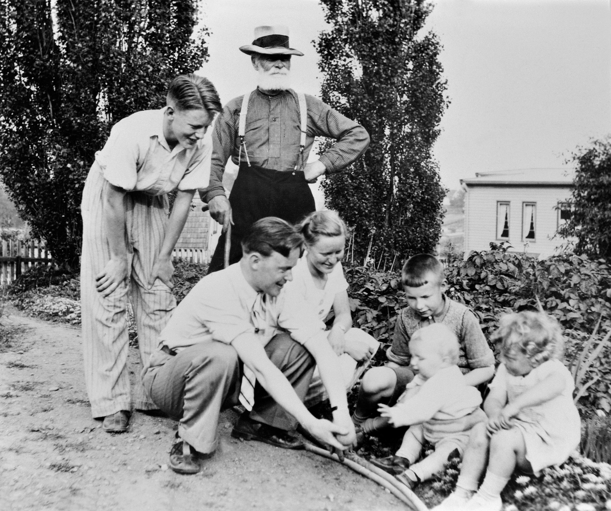 Anno Domkirkeodden, HOLSET GÅRD, EIER: OSCAR BRUSTAD (BAK) FØDT 1860 DØD 1944, FRA VENSTRE: REIDAR KOLSETH, EGIL KOLSETH, ELLA KOLSETH, UKJENT, PER BØHN LIE, KARI BØHN LIE