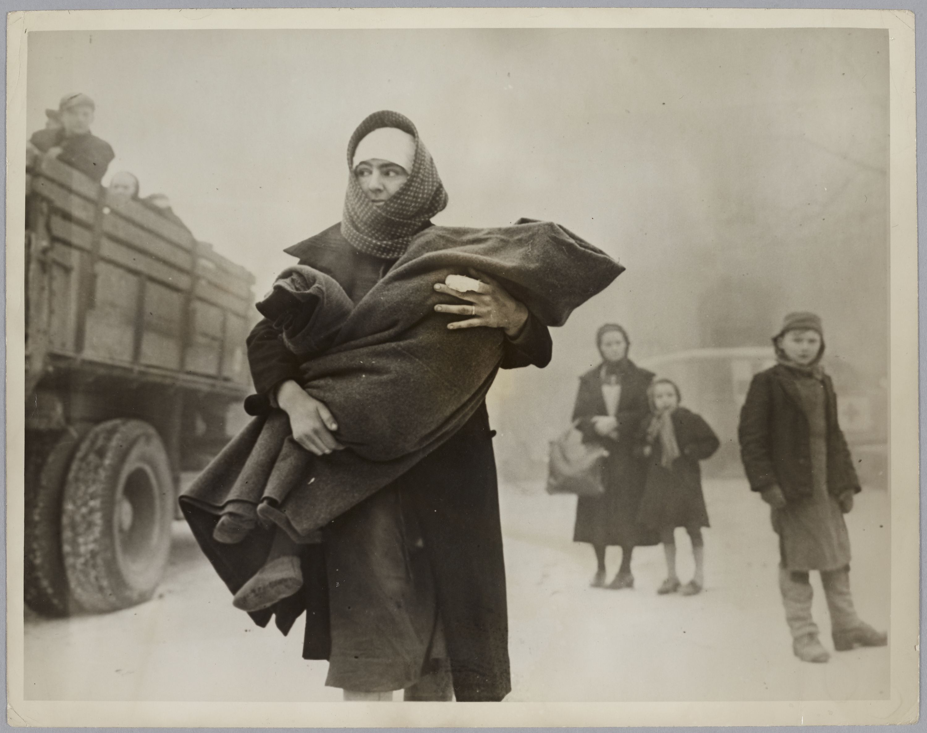 United States Army Signal Corps, Femme alsacienne blessée et son enfant attendant l'évacuation dans la neige