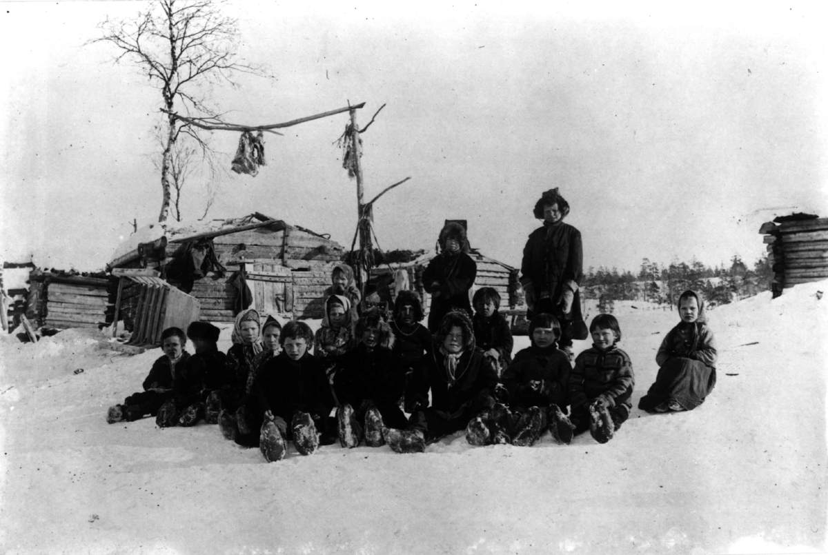 Ellisif Rannveig Wessel, Elever og lærerinne utenfor skolehuset i Sandnes eller ved vinterboplass i Øvre Skolteby, Pasvik, Sør-Varanger, Finnmark, før 1897.
