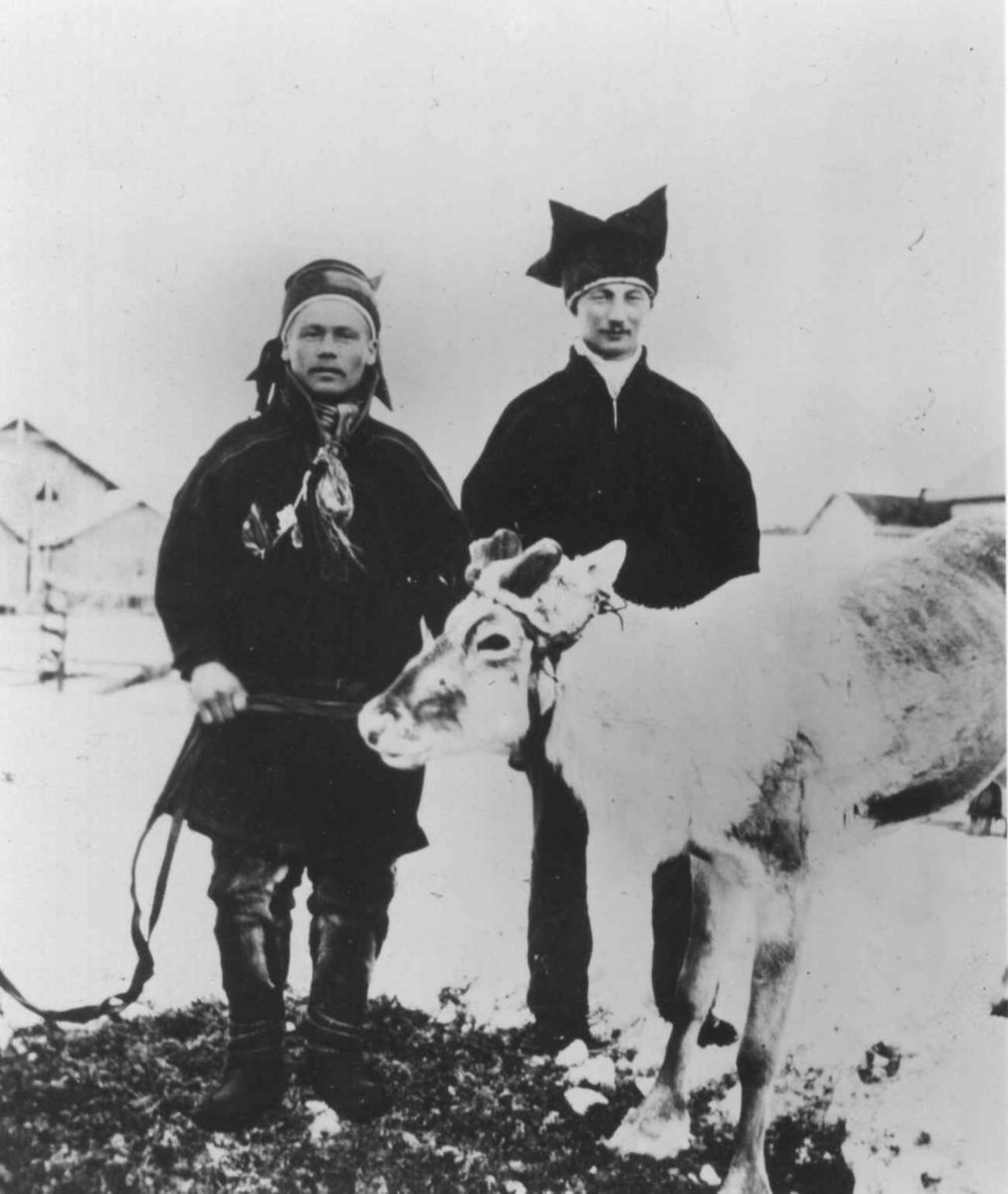 Konrad Nielsen, Portrett av Johan Spei Oskal og Samuel I. Norvang med et reinsdyr.