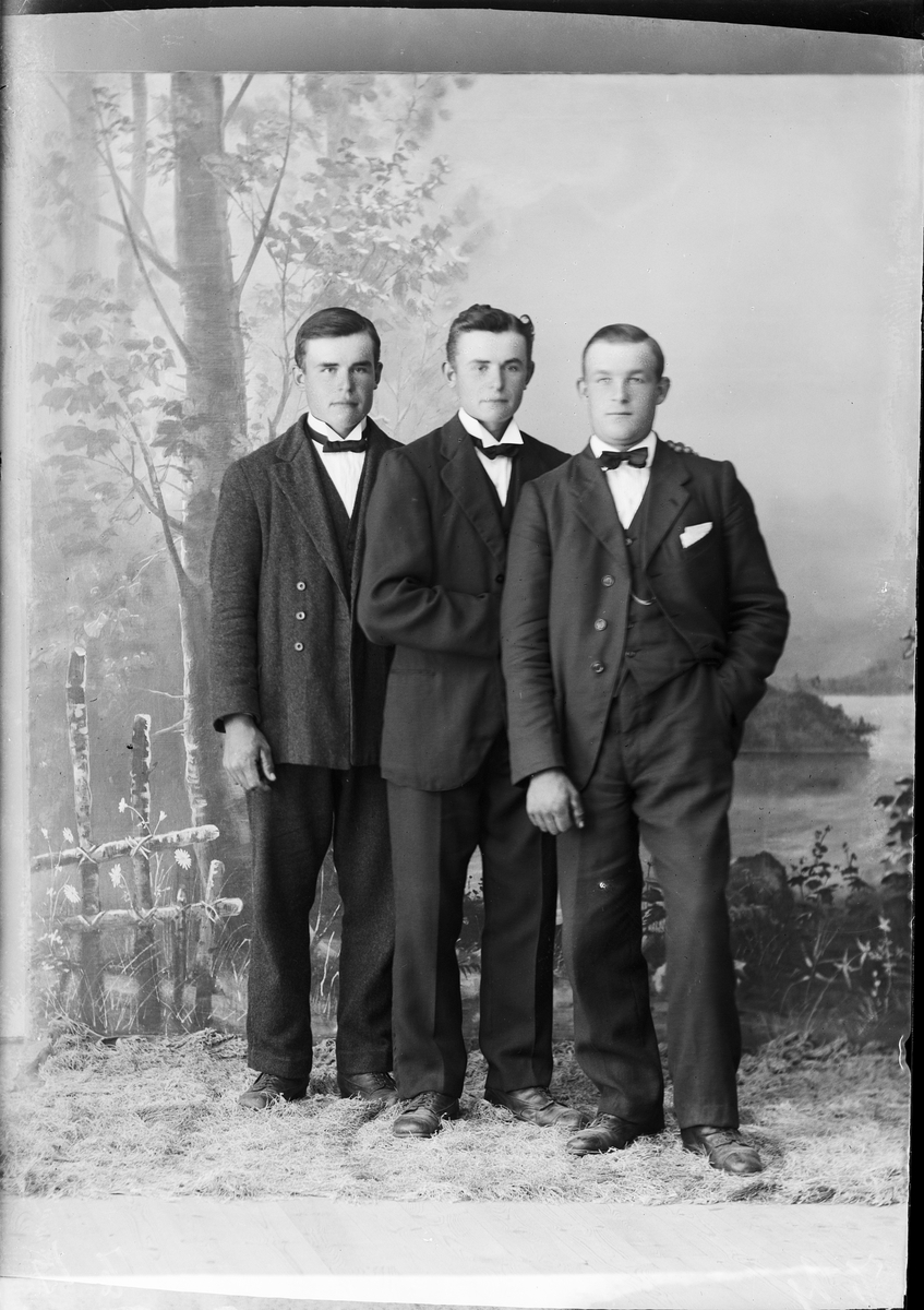 Skötsner-Edhlund, Ateljéporträtt - två unga män tillsammans med Walfrid Eriksson från Sandika, Harg socken, Uppland 1921