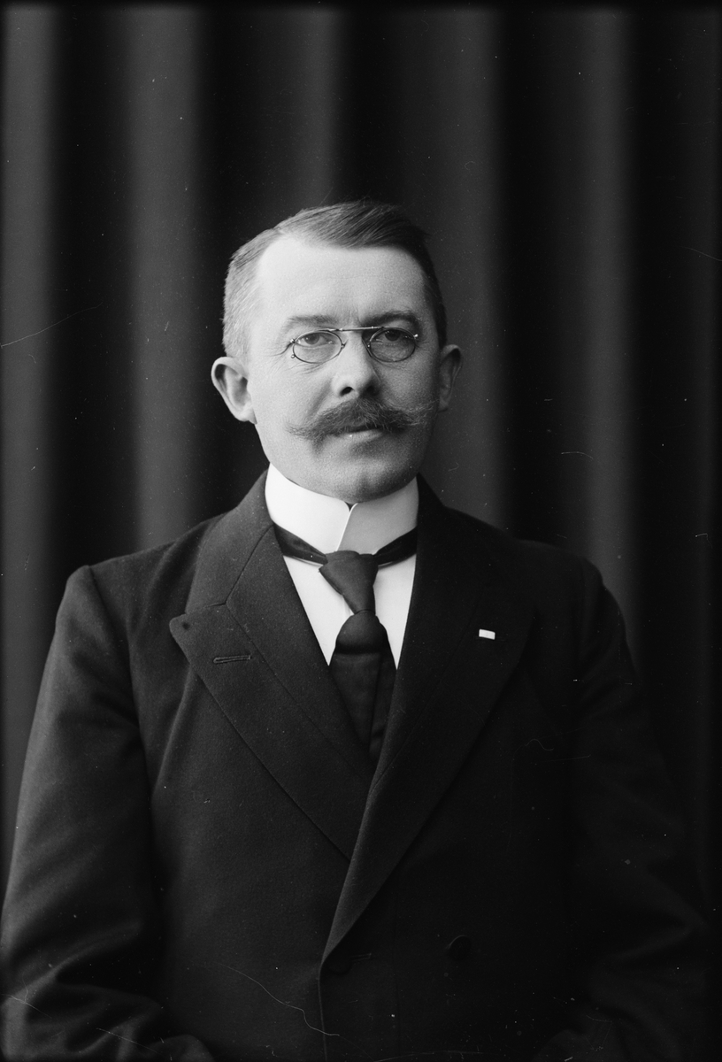 Skötsner-Edhlund, Ateljéporträtt - man, Östhammar, Uppland