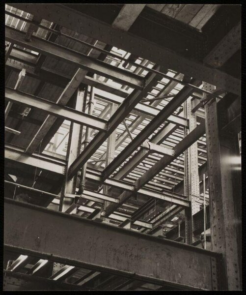 Hoppé, Emil Otto, Park Royal, Block B, view looking up from the center floor