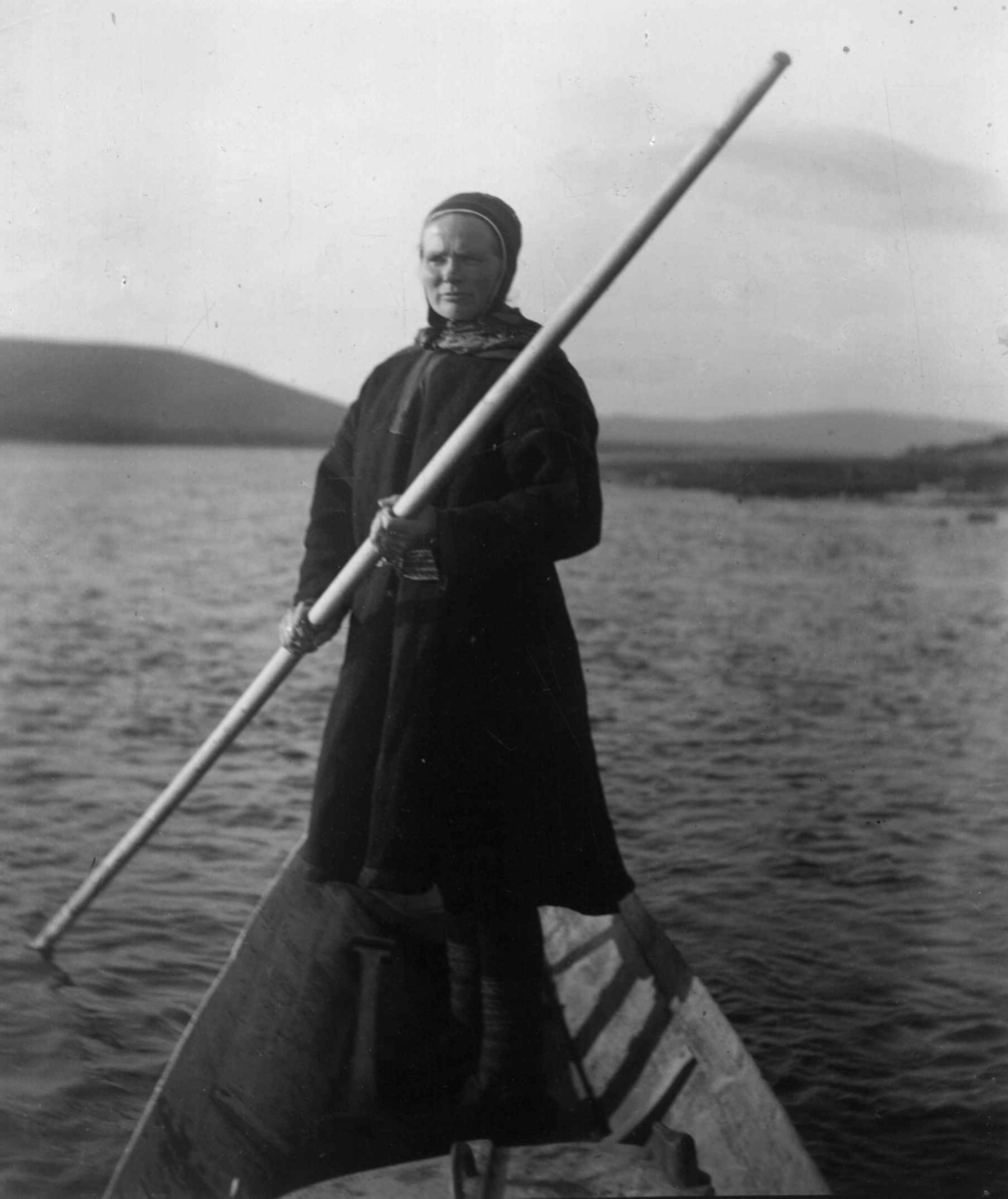 Konrad Nielsen, Språkmester Elen Olsen i båt med båtstake ved Polmak.