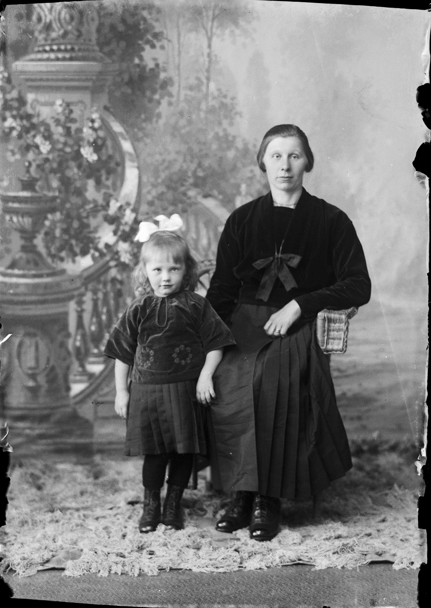 Skötsner-Edhlund, Portrait of Ateljé - Sigrid and Lilly Jansson of MalAra, Harg parish, Uppland 1923