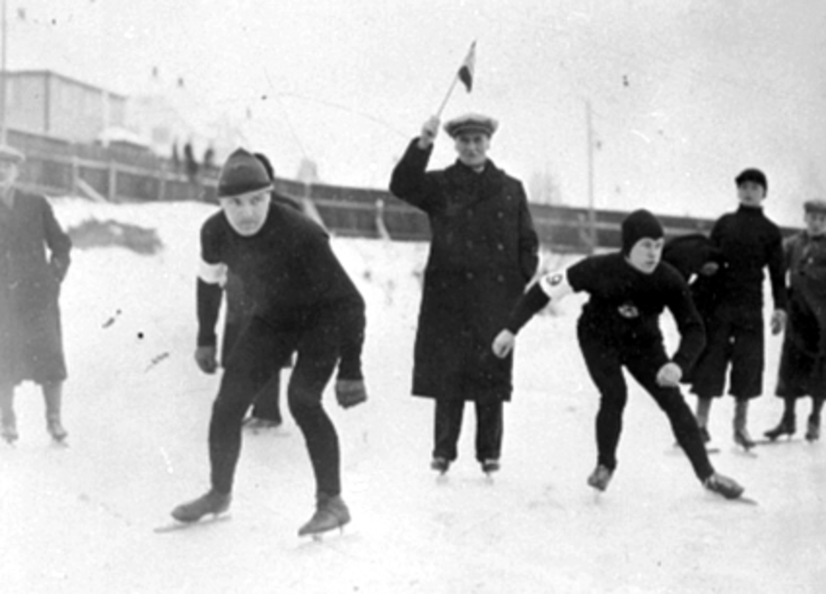 Anno Domkirkeodden, PETER SINNERUD STARTER 2 SKØYTELØPERE, HAMAR STADION