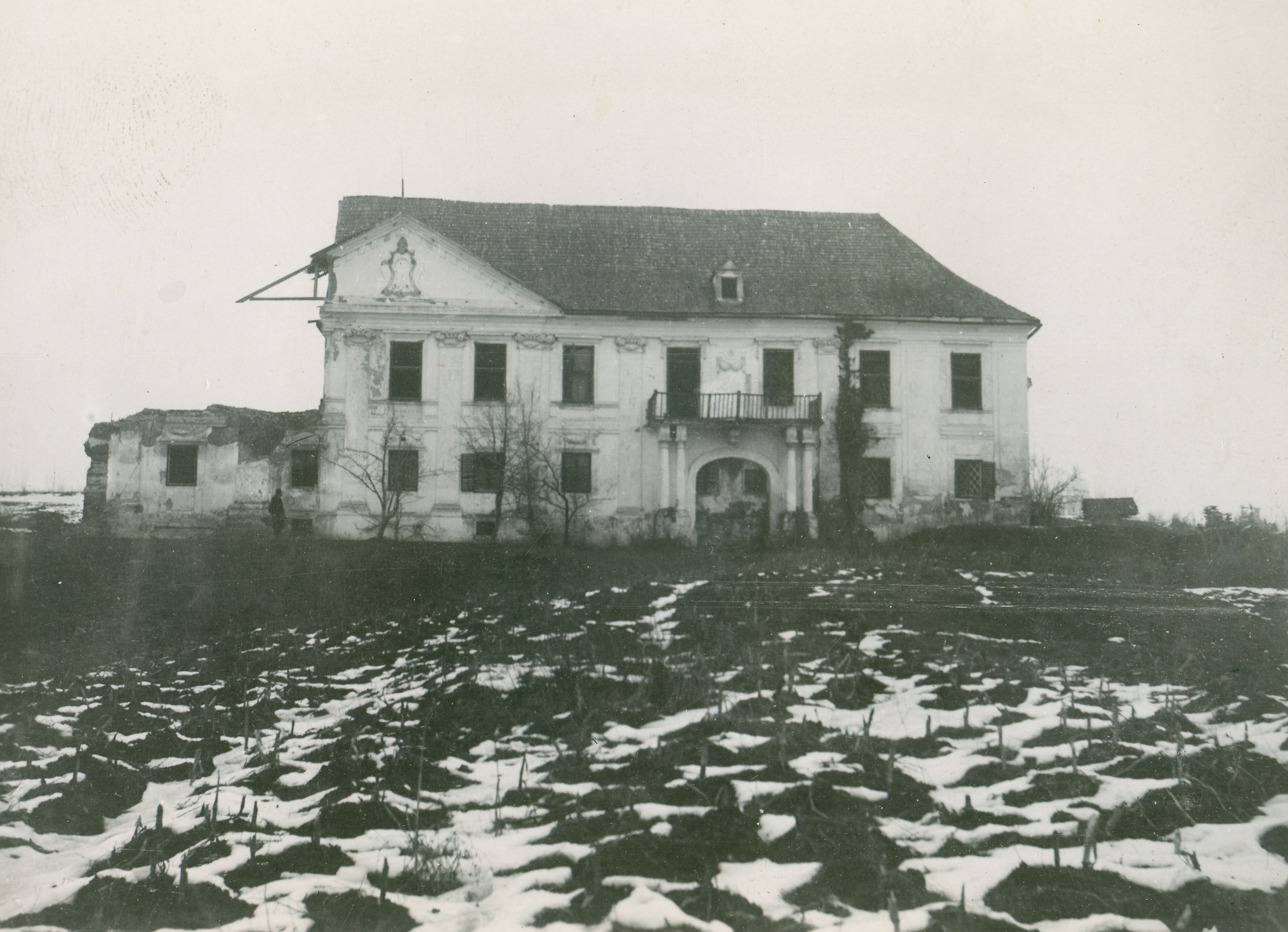 Većeslav Henneberg, Paukovec - Dvorac, pročelje s balkonom, početak rušenja