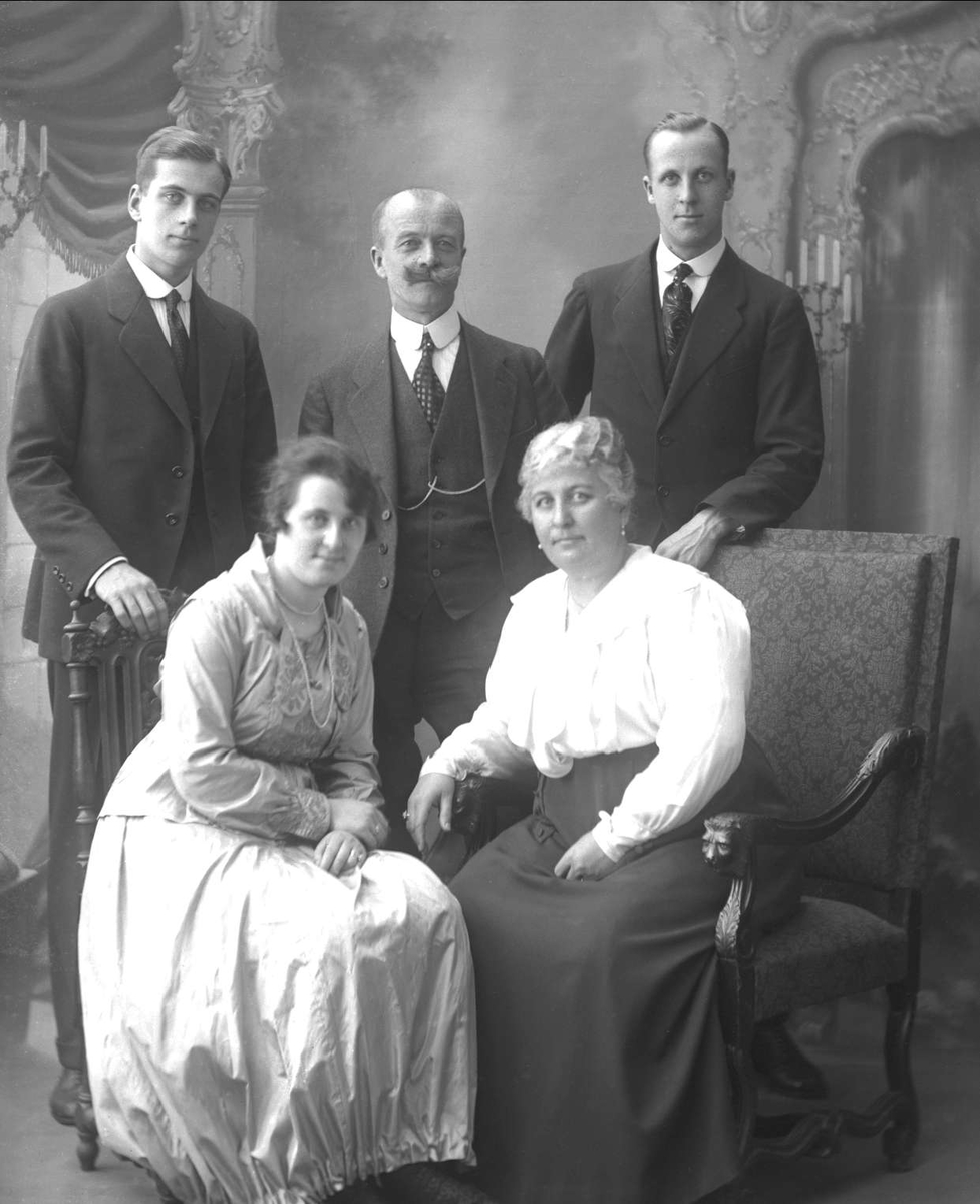 Gustav Borgen, Gruppeportrett, familien Dammann. Kirsten, Gunhild Marie, Aage , Axel og Rolf.