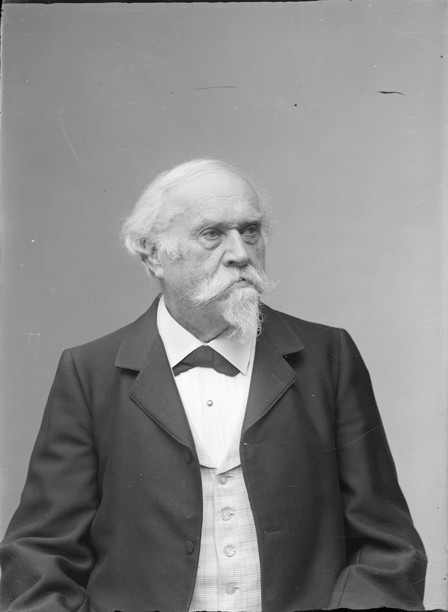 Henri Osti's Fotografiateliér, Ateljéporträtt - fotografen Henri Osti, Uppsala 1911
