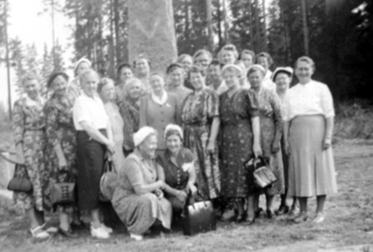 Anno Domkirkeodden, STOR GRUPPE DAMER, HAMAR KOOPERATIVE KVINNEFORENING PÅ TUR