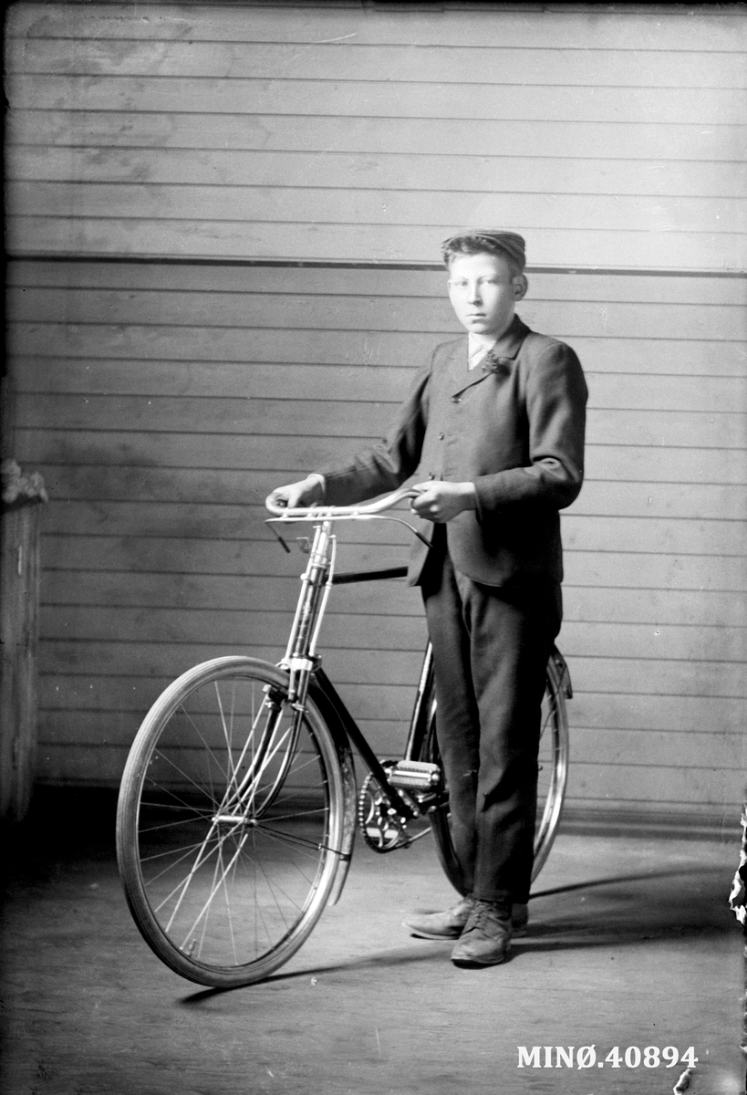 Oscar Holte, Portrett av ung mann med sykkel - Karl Lindgren