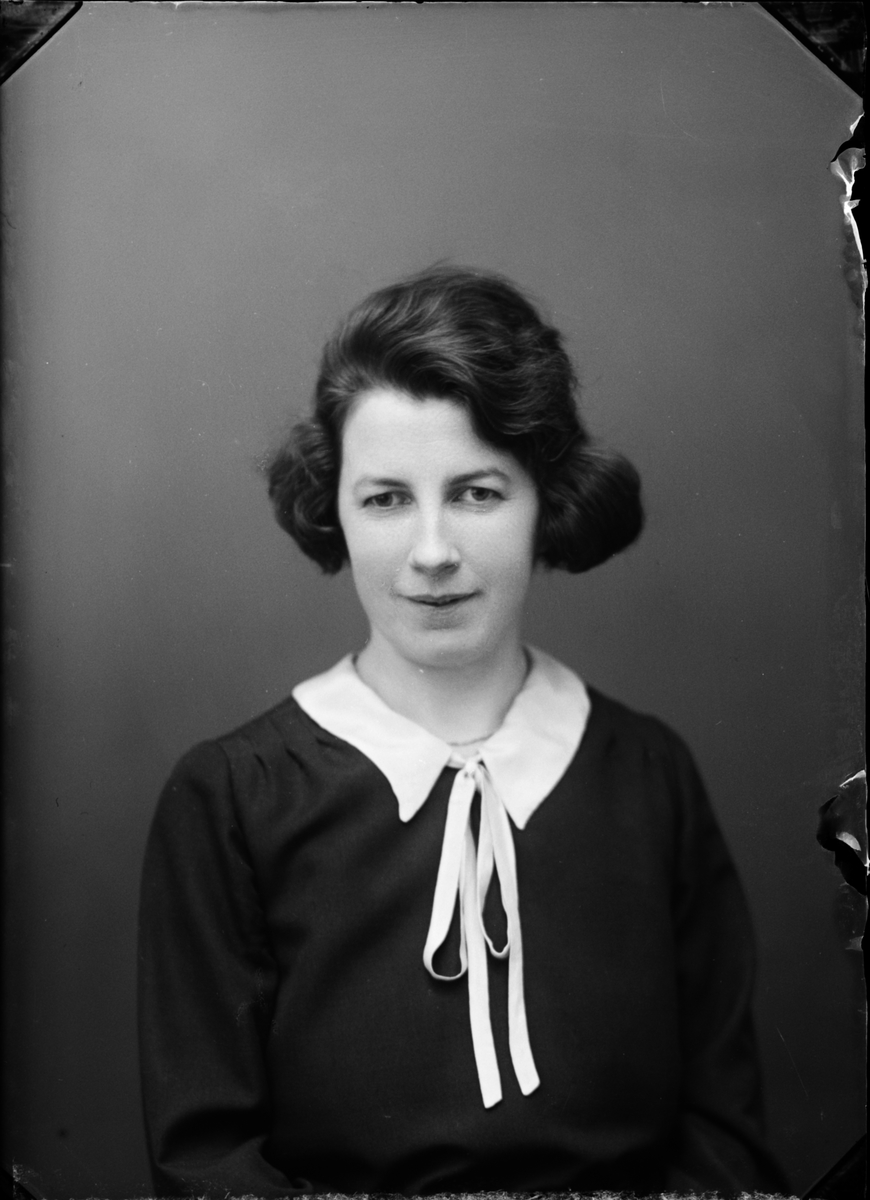 Skötsner-Edhlund, Ateljéporträtt - Ruth Forslöw, Östhammar, Uppland