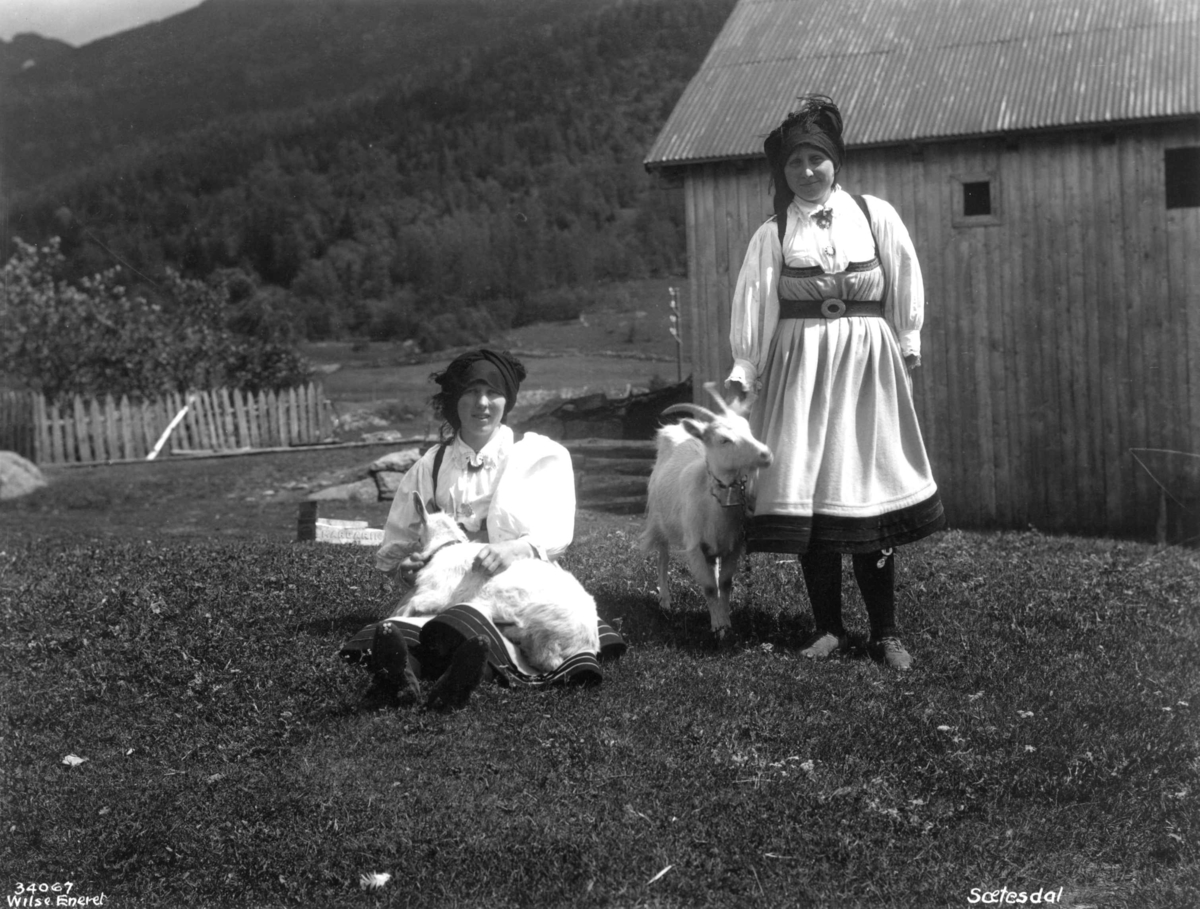 Anders Beer Wilse, Kvinnedrakt, Jentedrakter