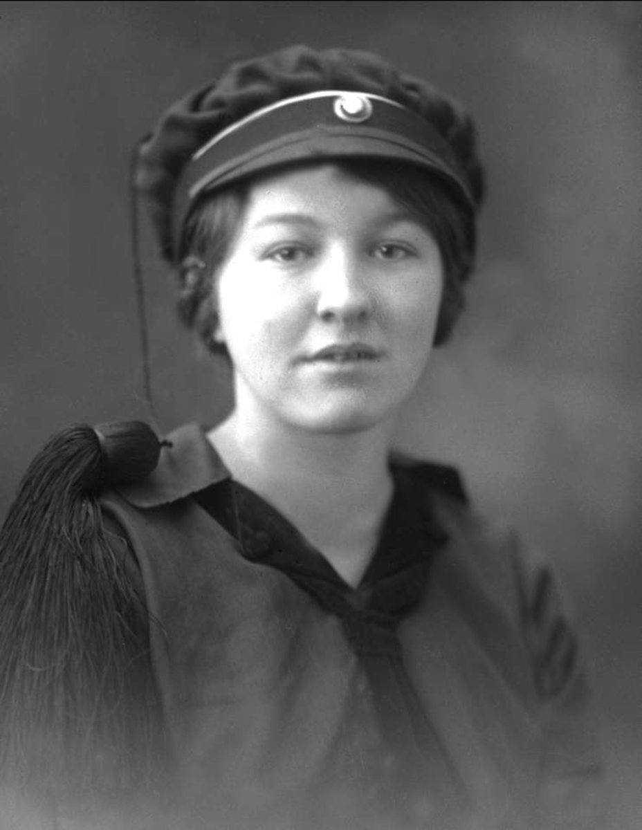 Gustav Borgen, Portrett, kvinne med studentlue. Frøken Margit Fossum.
