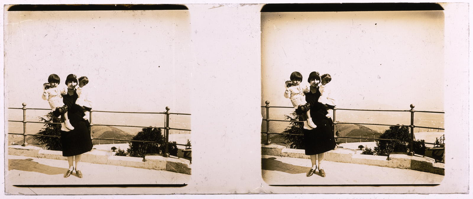 Desconegut, [Woman with two children in arms]