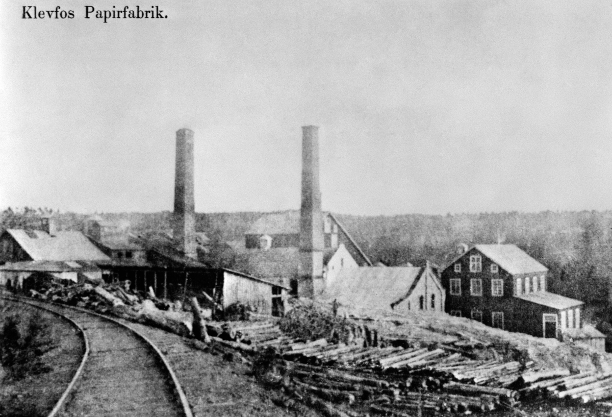 Anno Domkirkeodden, Postkort. "Klevfos Pabirfabrik" Klevfoss Cellulose og Papirfabrikk. Ådalsbruk, Løten. Jernbanespor, tømmerlager.