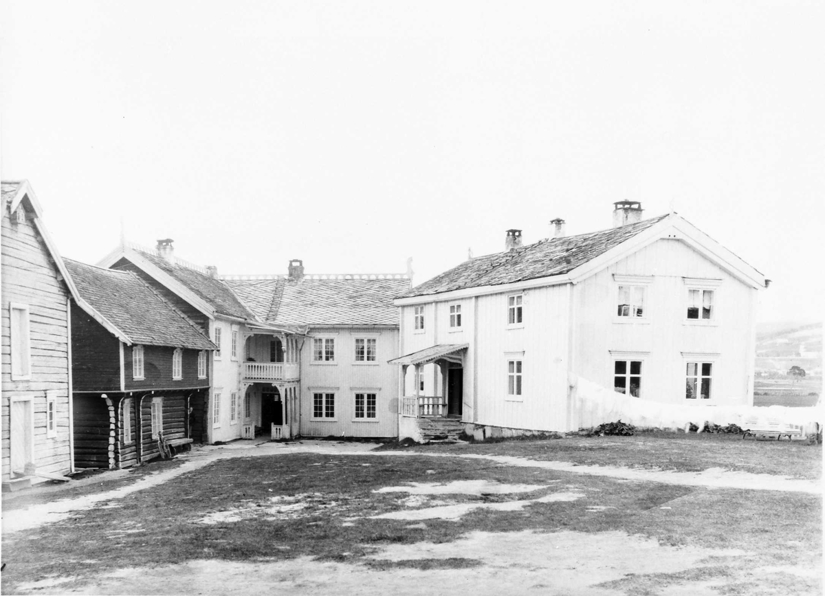 Rachel Haarseth, Gårdstun.