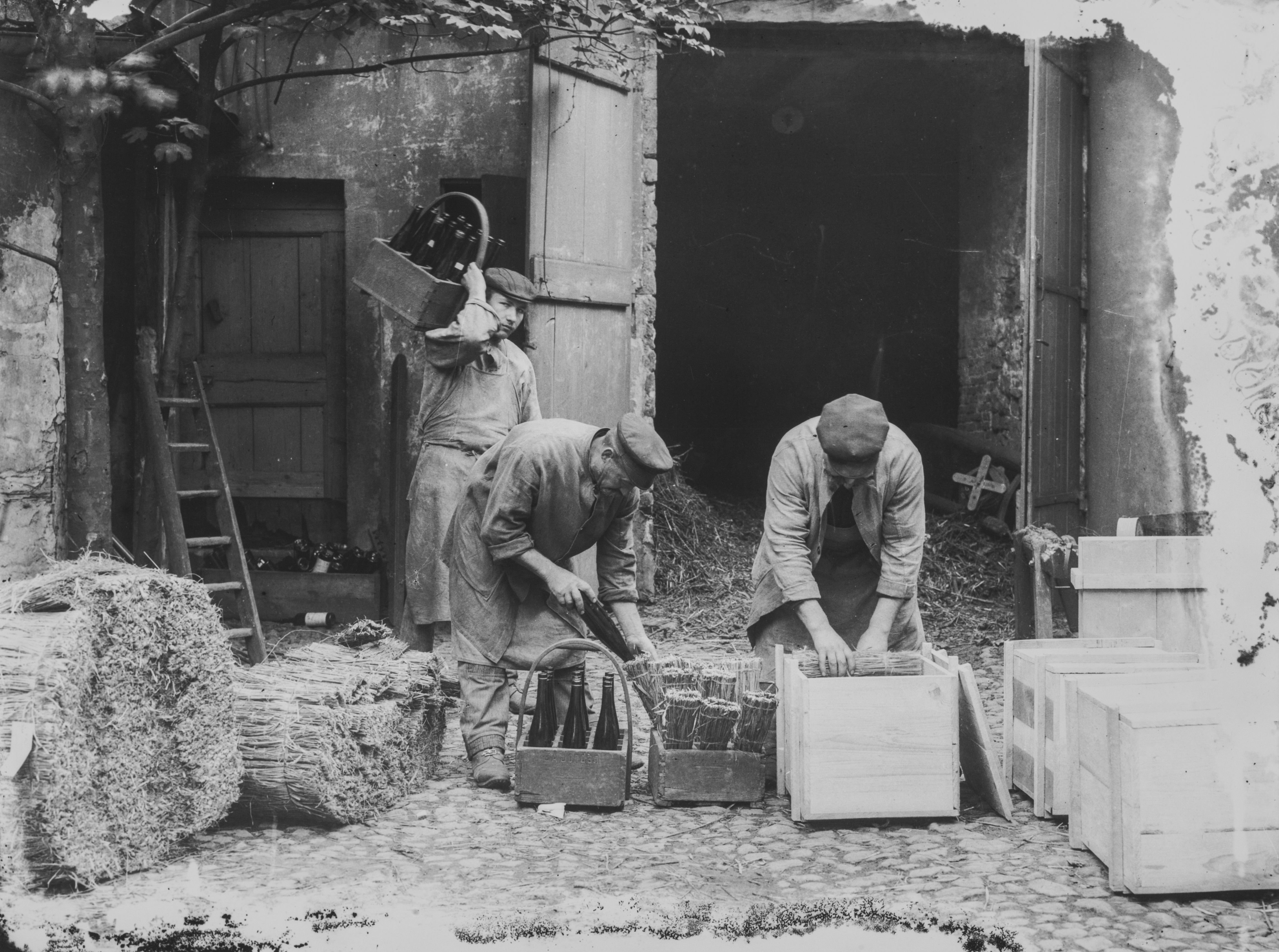 Heinrich Strieffler, Historische Fotografie: Kellerarbeiten um 1900, Flaschen verpacken