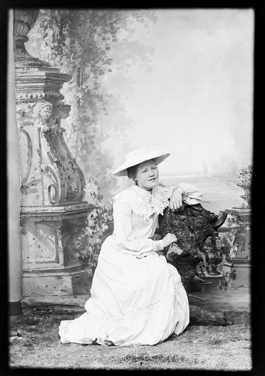 Skötsner-Edhlund, Ateljéporträtt - Ruth Skötsner, Östhammar Uppland