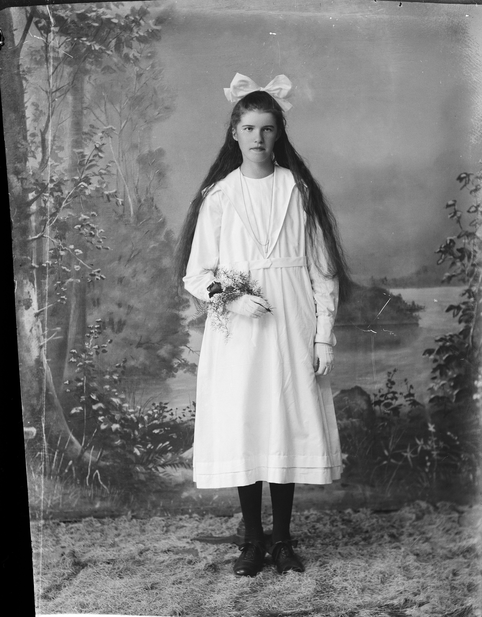 Skötsner-Edhlund, Ateljéporträtt - Elma Pettersson från Raggarön, Börstil socken, Uppland 1922