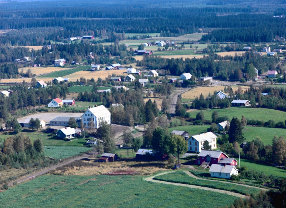 Widerøes Flyveselskap A/S, FLYFOTO, OVERSIKT VED JØNSRUD SKOLE I NORDBYGDA