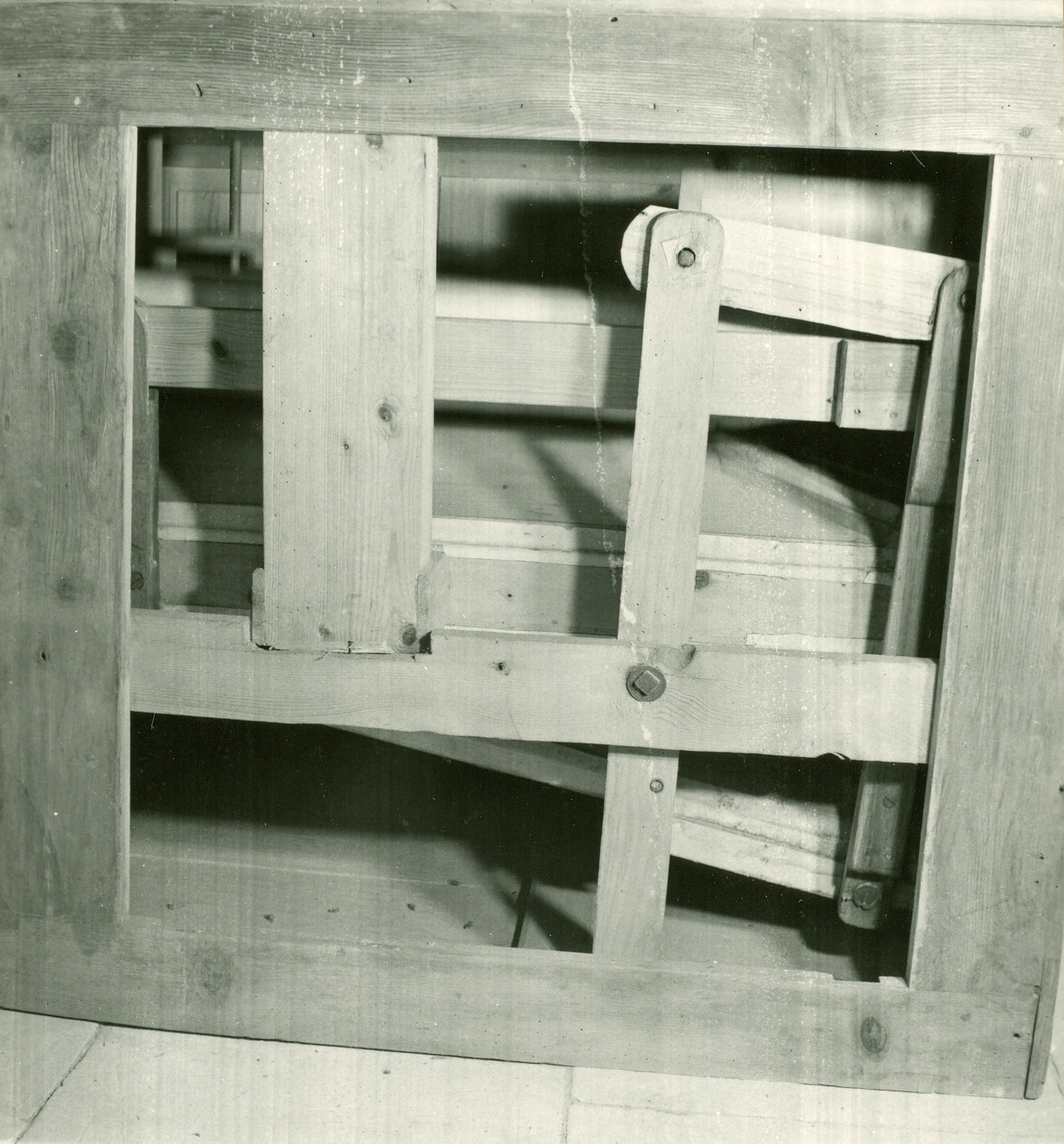 Nino Vranić, Purga Lepoglavska (Ivanec) - Kapela Sv. Jurja - Konstrukcija mijehova u bazi prospekta, pogled s lijeve bočne strane