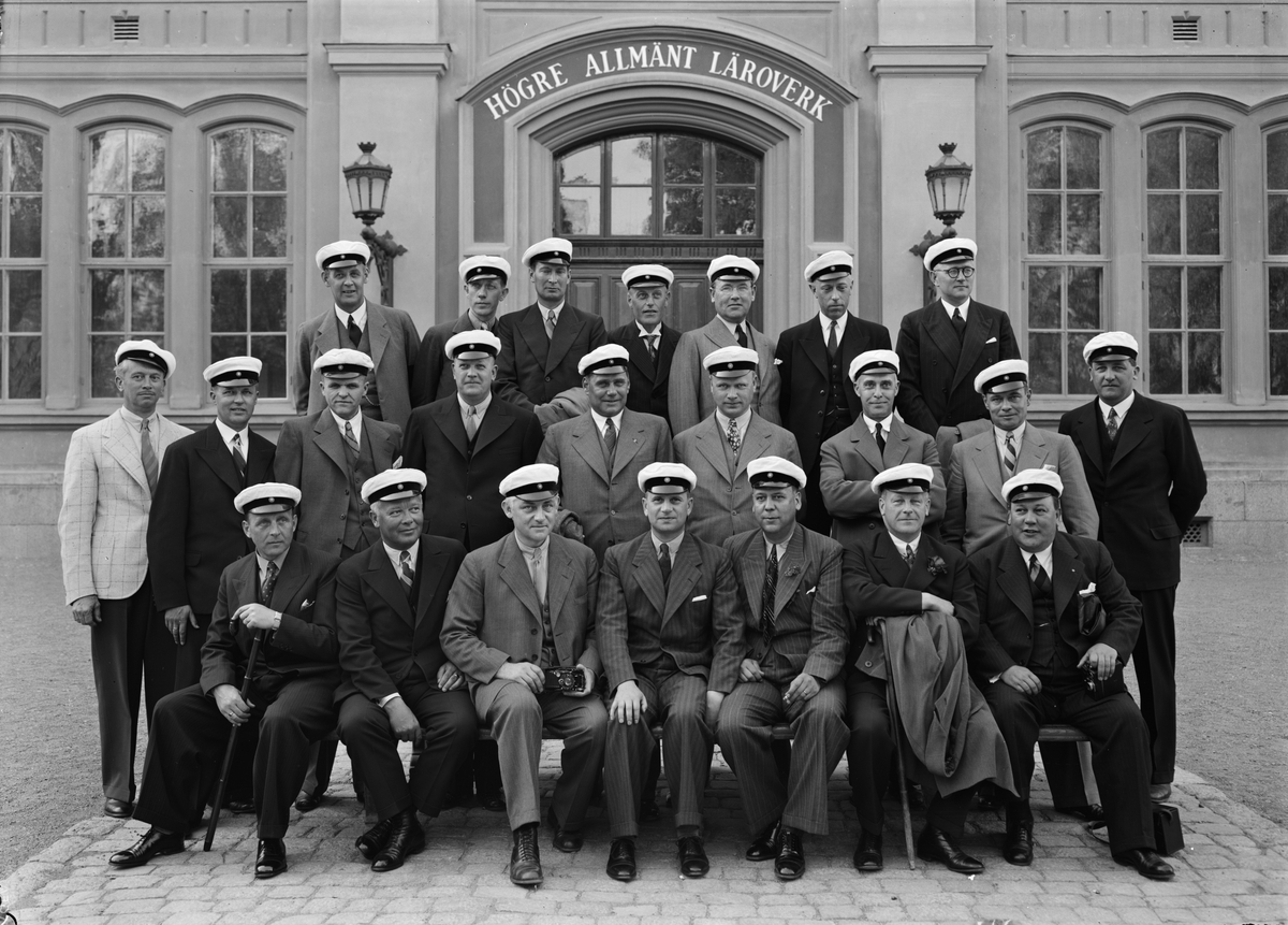 Paul Sandberg, Jubilerande studenter utanför Högre Allmänna Läroverket, Uppsala juni 1938