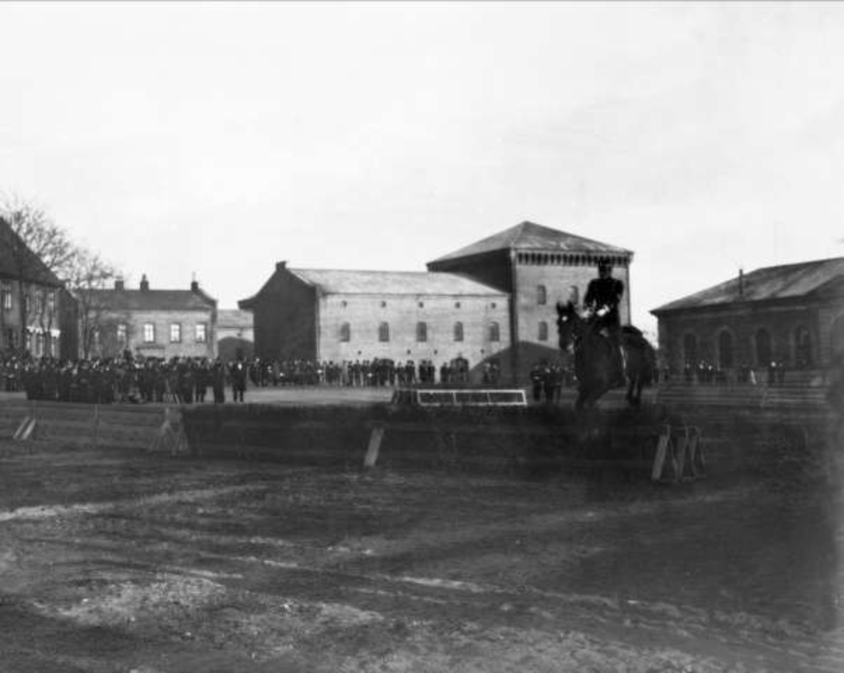 Gustav Borgen, Festningsplassen Akershus festning, Oslo. Militær rideoppvisning.
