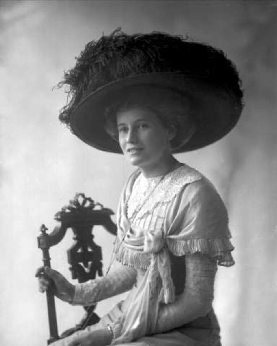 Gustav Borgen, Portrett, kvinne med lys drakt og stor hatt. Frøken W. L. Robertson.