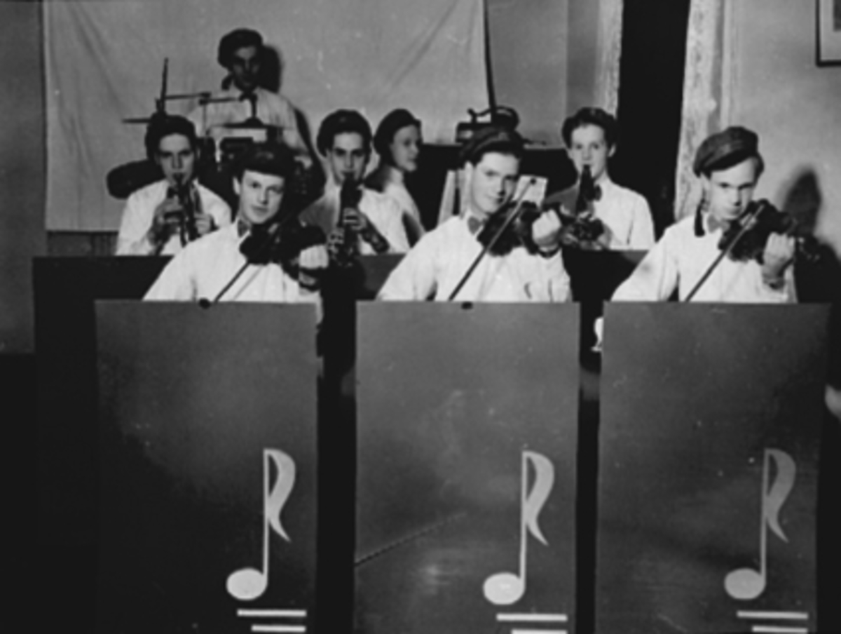 Anno Domkirkeodden, GRUPPE 8 MUSIKERE, RUSSEORKESTER, I MIDTEN FORAN: EGIL BJØRNERUD, TIL HØYRE: ANDERSEN, VED PIANOET: RØGEBERG, TROMMER: T. HØYE, ELEVER VED HAMAR KATEDRALSKOLE, MUSIKK