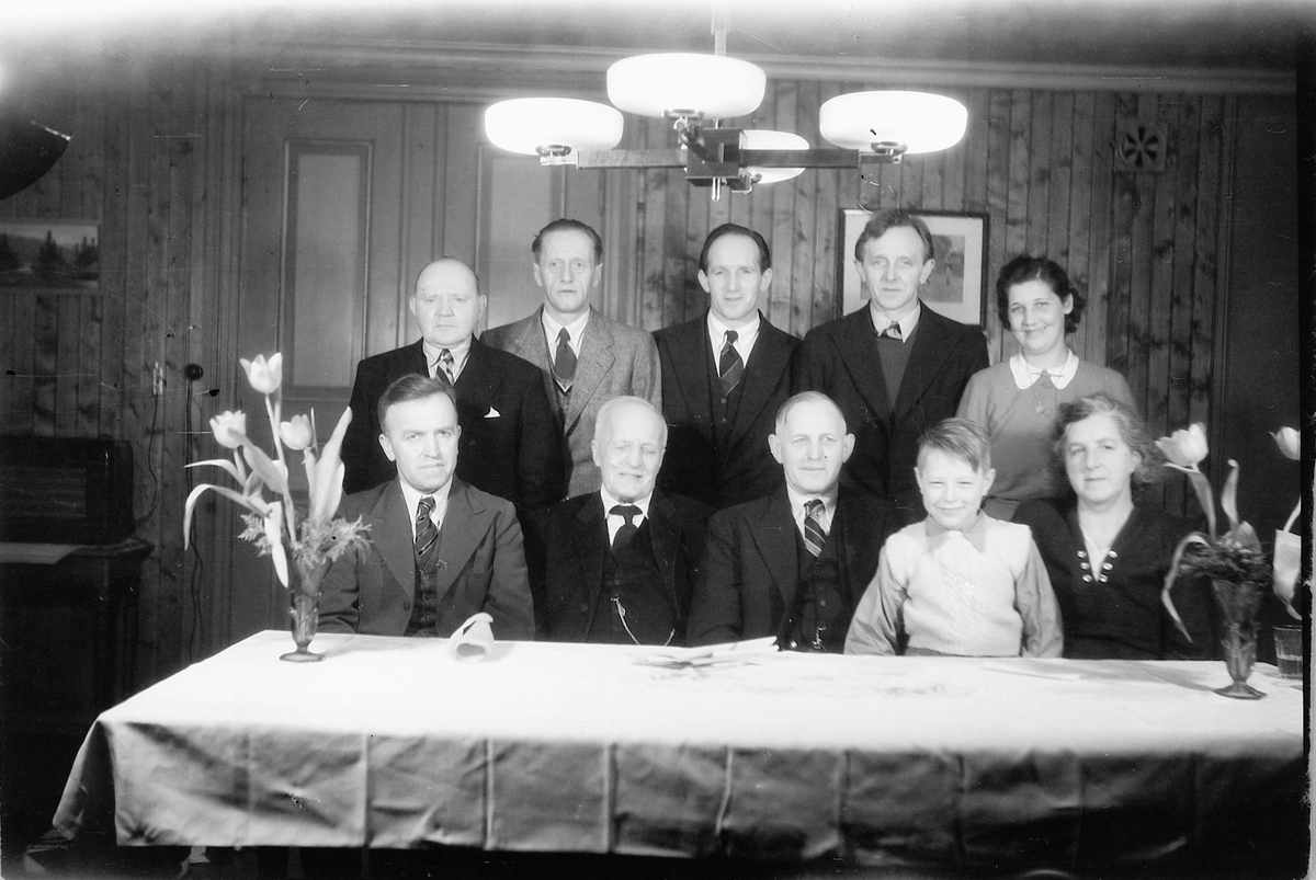 Håkon Prestkværn, Ukjent familiegruppe samlet ved et bord.