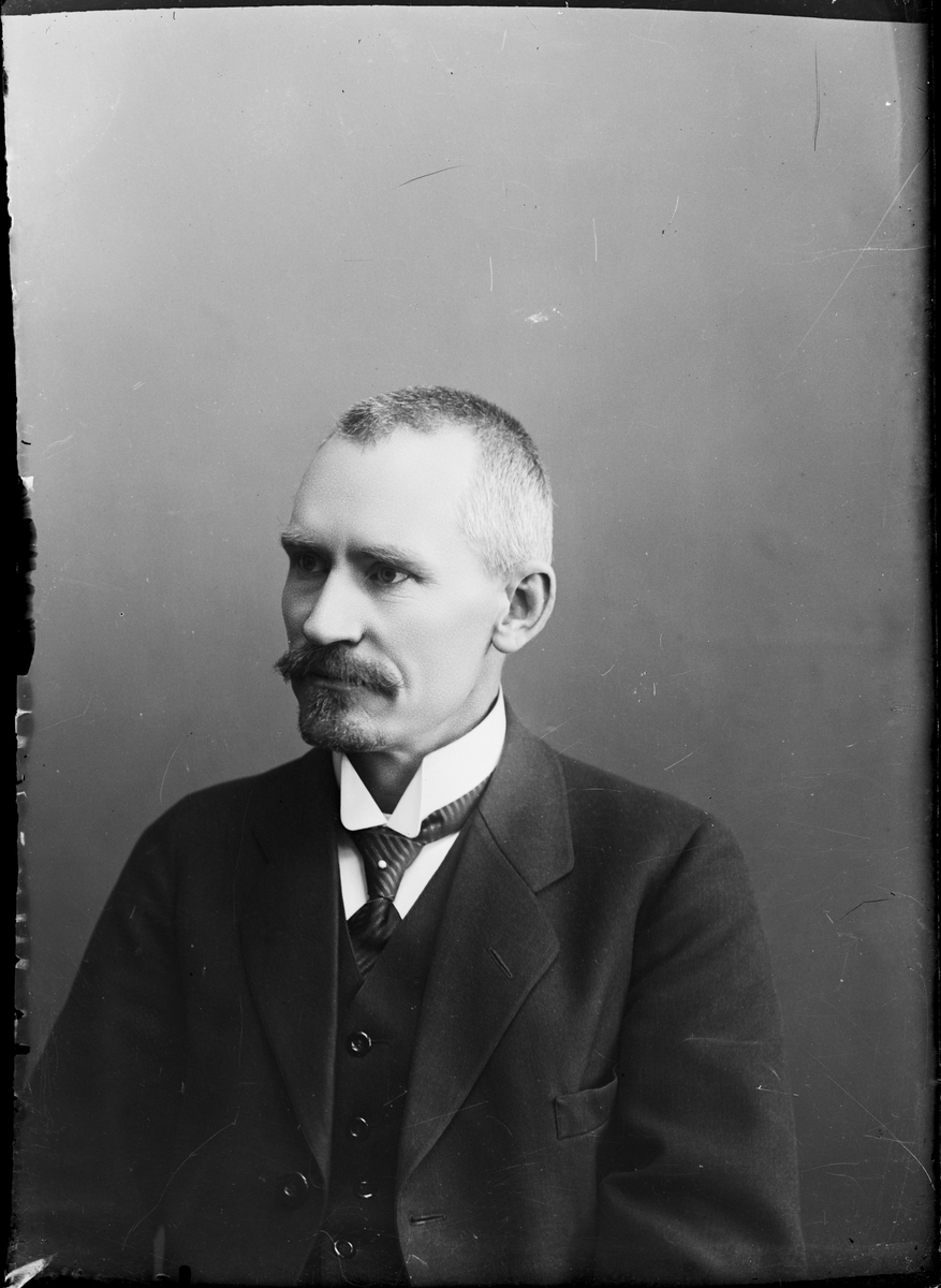 Skötsner-Edhlund, Ateljéporträtt - lasarettsläkare Tonell, Östhammar, Uppland