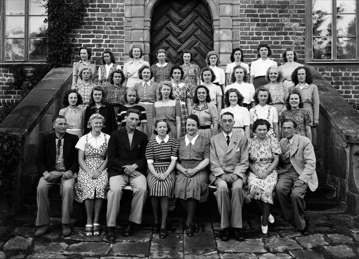 Paul Sandberg, Grupporträtt - elever och lärare vid Wiks folkhögskola, Vik, Balingsta socken, Uppland 1943