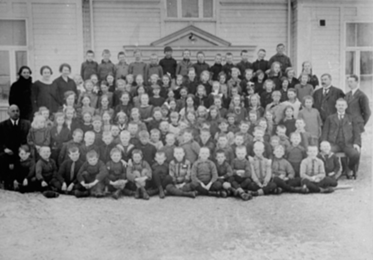 Anno Domkirkeodden, GRUPPE 114, SKOLEELEVER MED LÆRERE, STORHAMAR SKOLE.