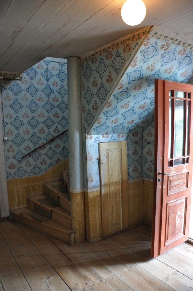 Simon Langwagen, Interiör från förstugan i parstugan på Nygårdsgården i Bingsjö. Byggnaden stod ursprungligen på annan plats i byn men flyttades omkring 18601861 till nuvarande plats som då var åkermark.