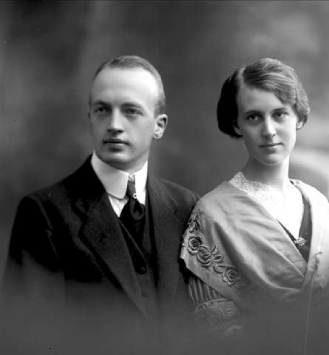 Gustav Borgen, Gruppeportrett, ektepar. Ragnar Corneliussen og hustru(?).