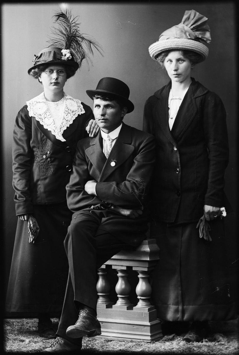 Skötsner-Edhlund, Ateljéporträtt - två kvinnor och Emil Persson från Sanda, Harg socken, Uppland