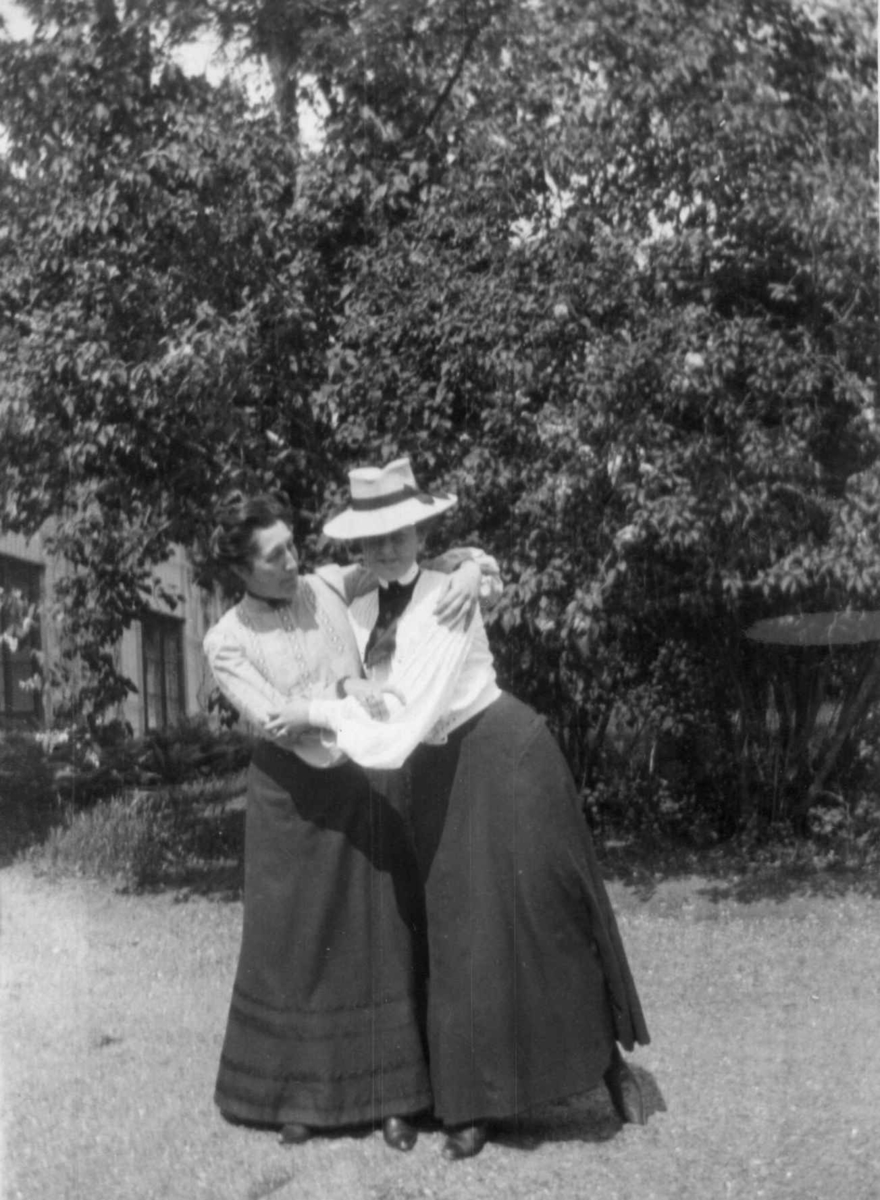 Fredrik Emil Faye, Dobbeltportrett, Løkenes, Asker, ant.juni 1904. 2 kvinner i hage. Fra serie antatt fotografert av kammerherre Fredrik Emil Faye (1844-1903), Dal gård, Ullensaker.